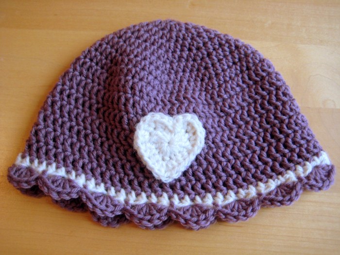 Scalloped edge with heart motif