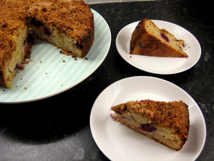 Sweet crunchy topping, moist cake... yum!