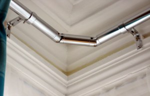 Hinged curtain pole cut to size