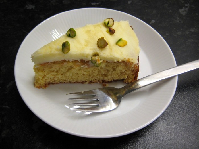 Honey and Lemon Cake with yummy lemony icing