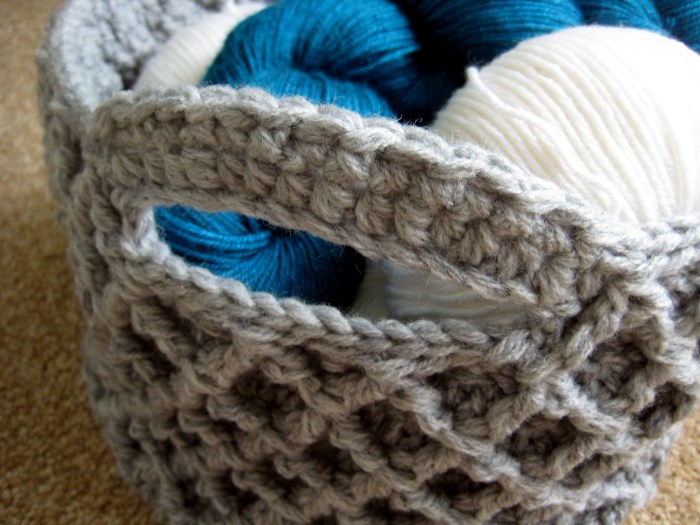 Handle detail of Diamond Trellis Crochet Basket - free  pattern!