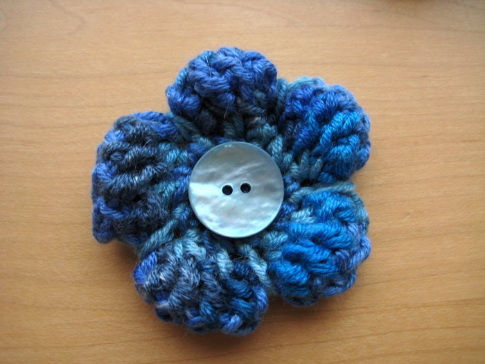 Small Puffy Flower - A super quick and free cute crochet pattern