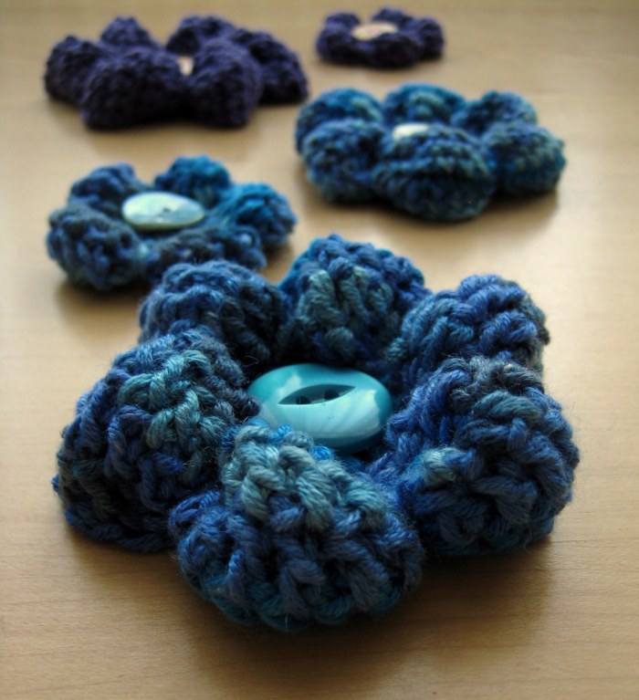Puffy Flowers - A super quick and free cute crochet pattern