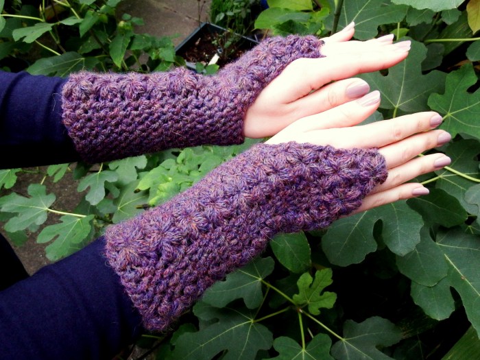 Simple Flower Trails Fingerless Gloves Crochet Pattern by makemydaycreative.com
