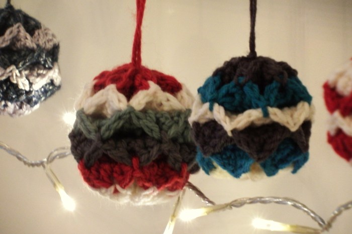Simple Origami Christmas Baubles - Free crochet ornament pattern