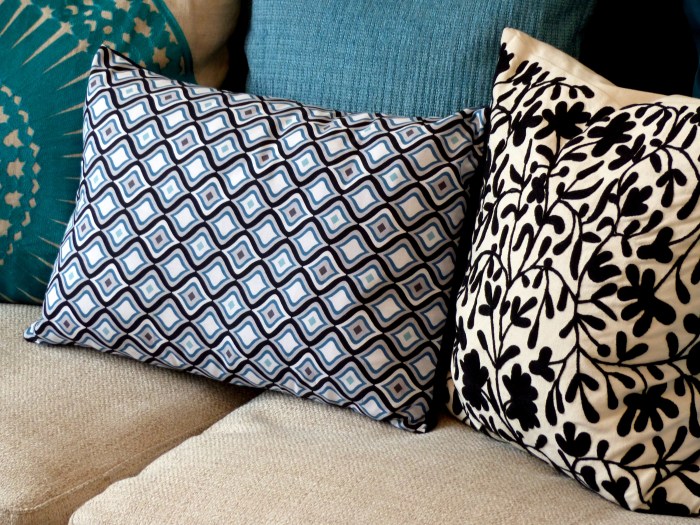 Graphic print cushion