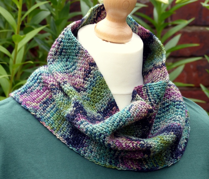 Colour Pool Cowl - Free Crochet Pattern from Make My Day Creative specifically for short colour variegated yarn