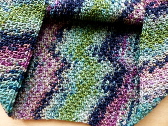 Colour Pool Cowl - Free Crochet Pattern from Make My Day Creative specifically for short colour variegated yarn. This is the stitch pattern from the inside.